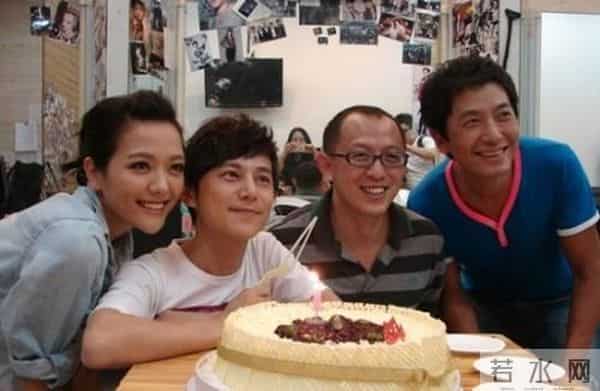 何炅和戴军国外kiss