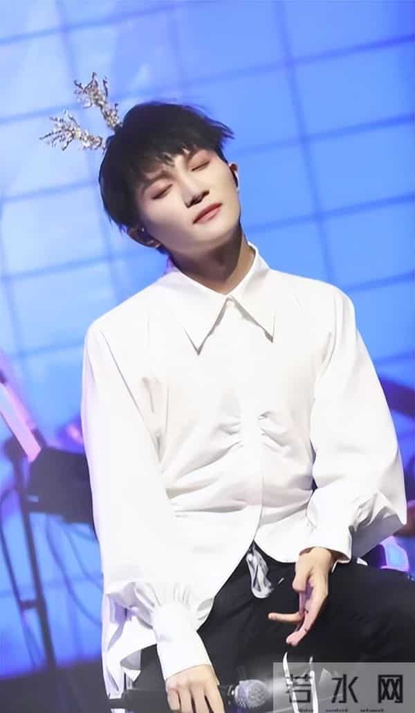 郭沁为什么坐在椅子上