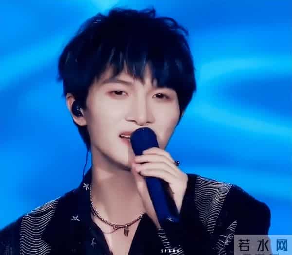 郭沁为什么坐在椅子上