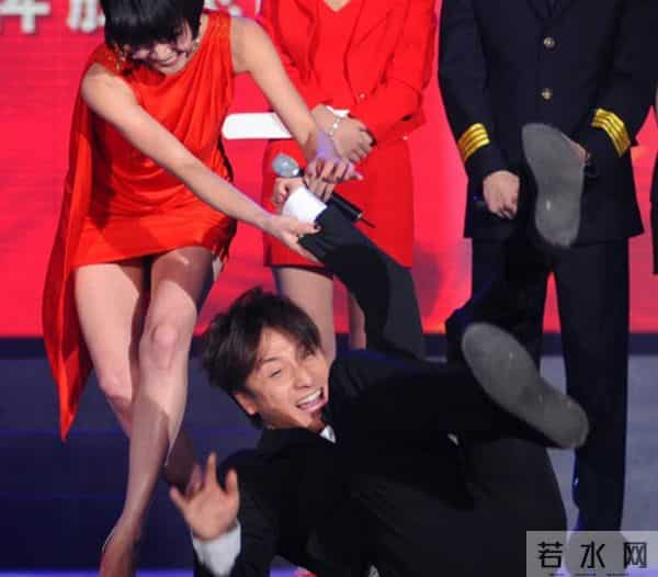 河娜京摔倒