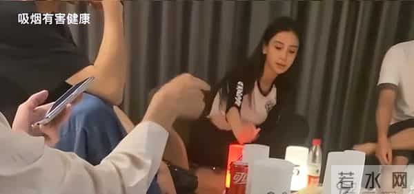 angelababy三亚度假时抽烟