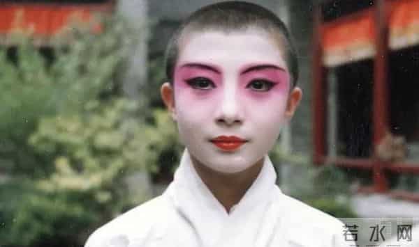 霸王别姬里面小豆子被太监怎么了