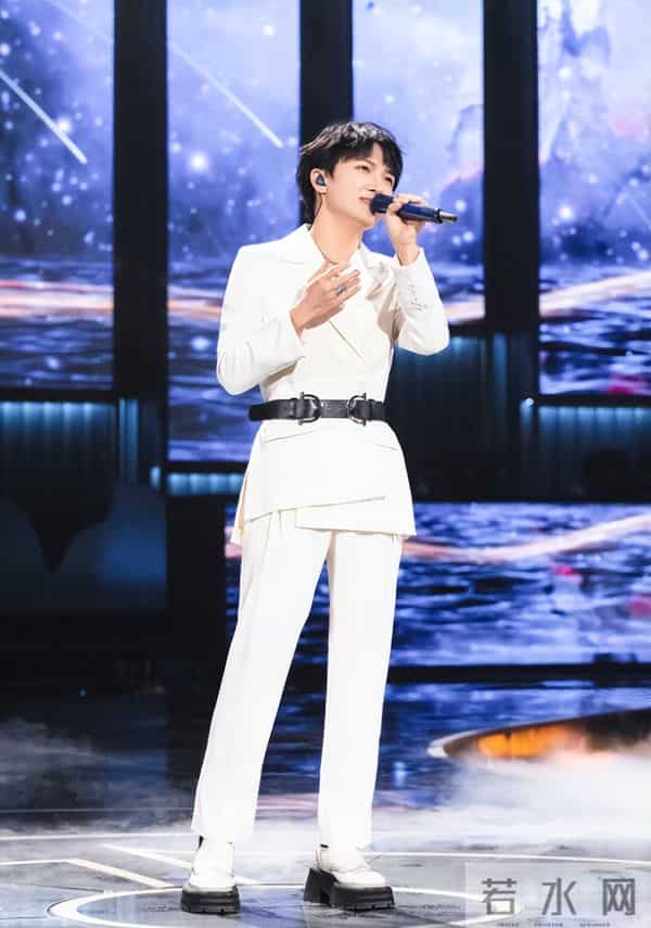 郭沁为什么坐在椅子上