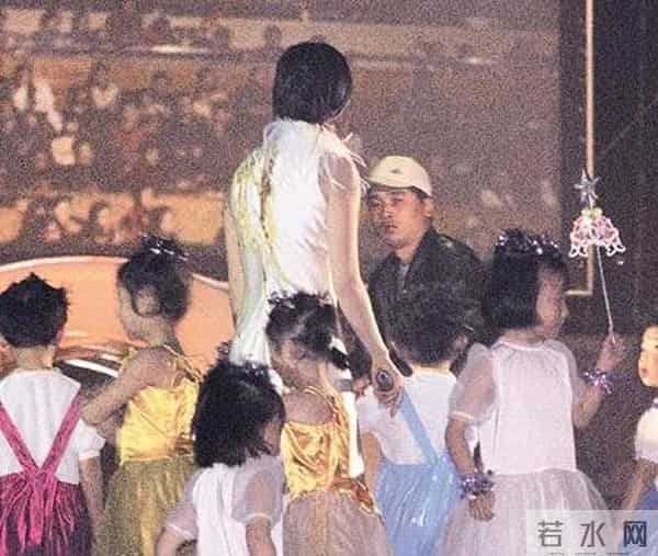 赵薇军旗装事件