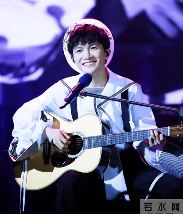 郭沁为什么坐在椅子上