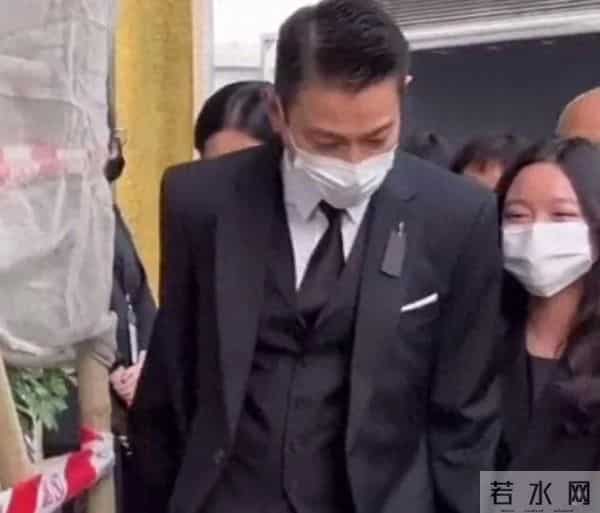 刘德华双手捧遗照送父亲出殡