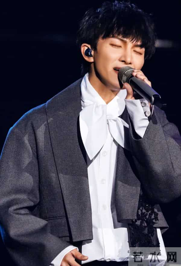 郭沁为什么坐在椅子上