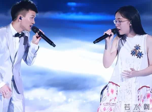 郭沁为什么坐在椅子上