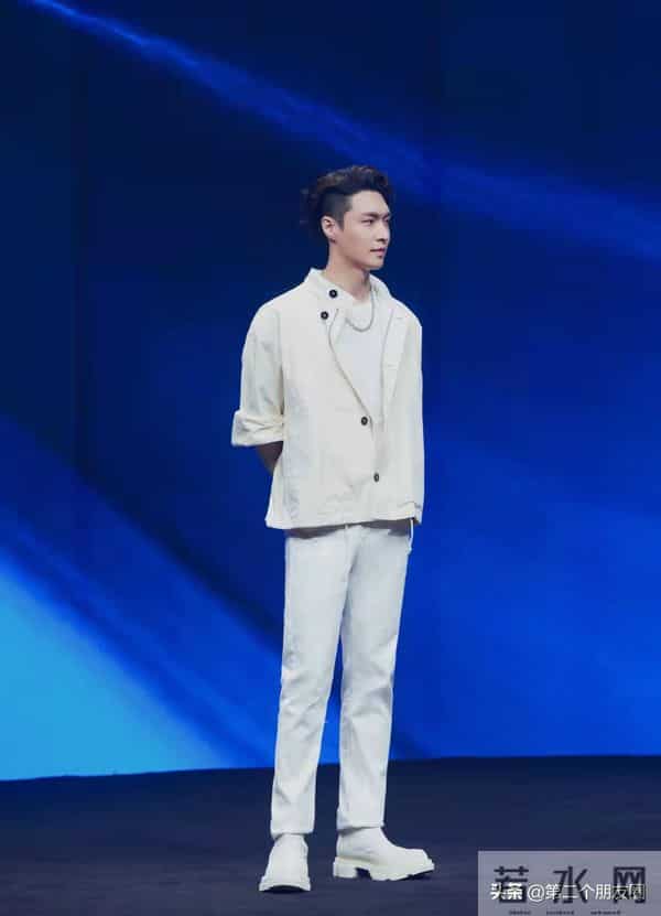 张艺兴方否认恋情