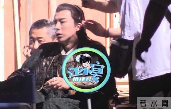 刘宇宁片场抽烟被拍