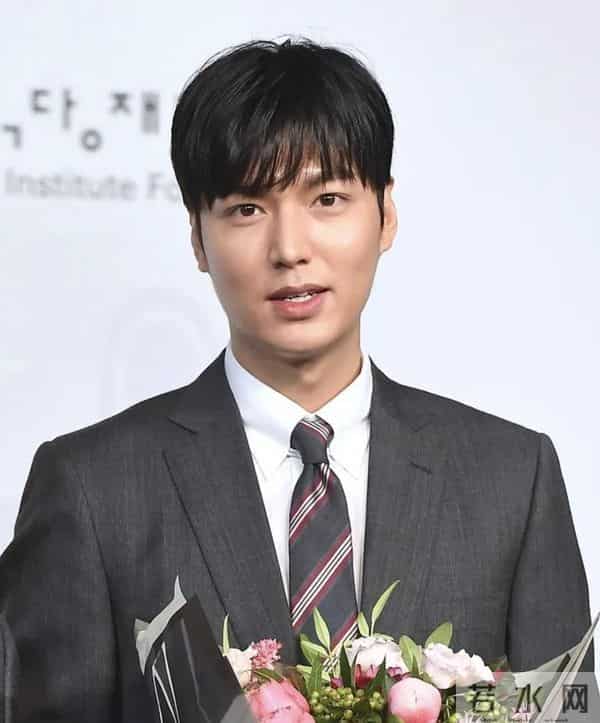 李敏镐方否认与妍雨恋情