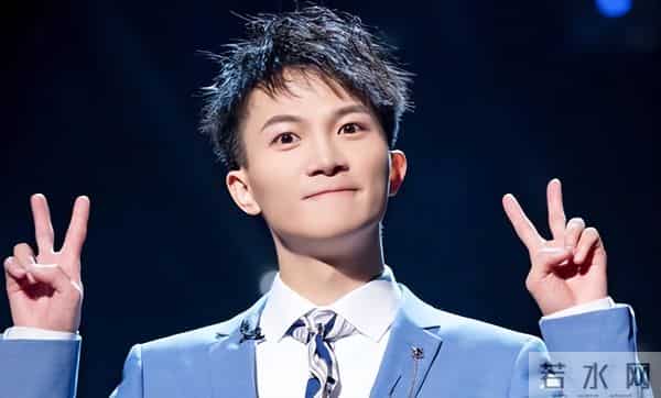 郭沁为什么坐在椅子上