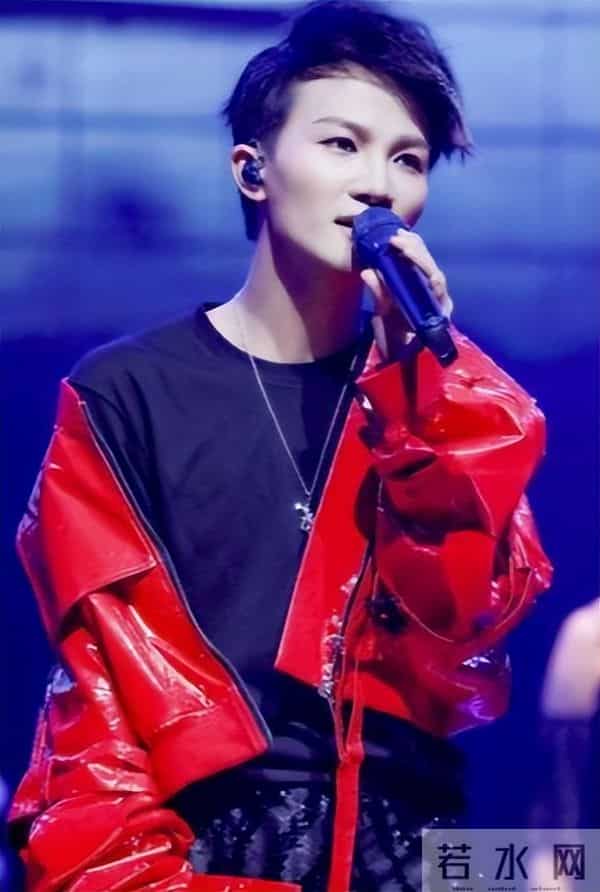 郭沁为什么坐在椅子上