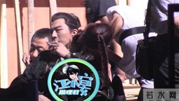 刘宇宁片场抽烟被拍