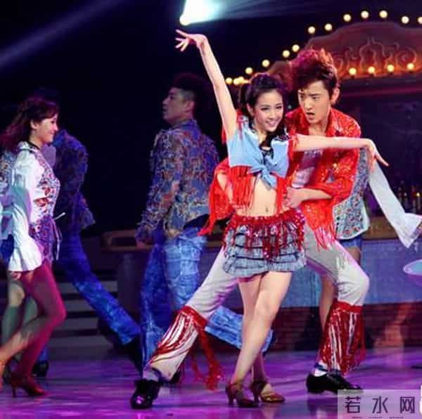 于小彤刘美含接吻