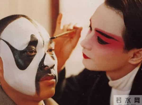 霸王别姬里面小豆子被太监怎么了