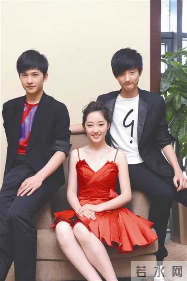 于小彤刘美含接吻