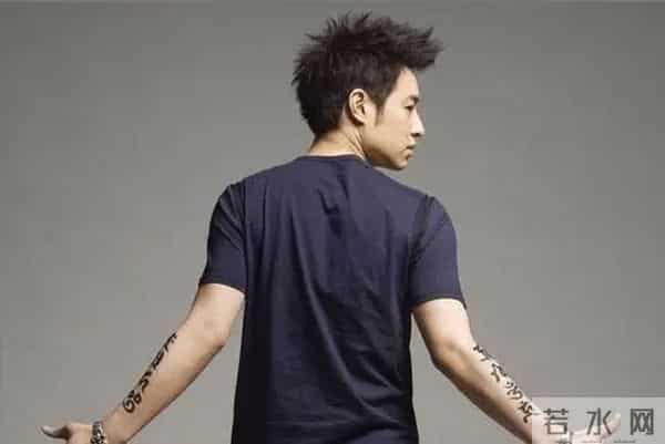 吴亦凡接机潘玮柏