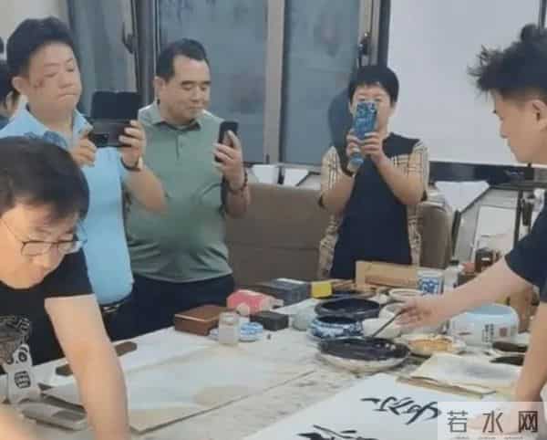 毕福剑是朱军害的