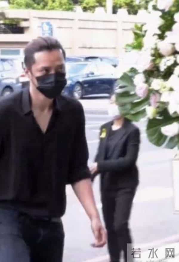 罗志祥现身黄鸿升灵堂