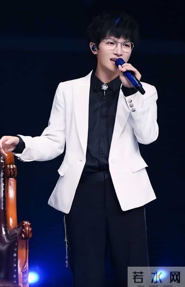 郭沁为什么坐在椅子上