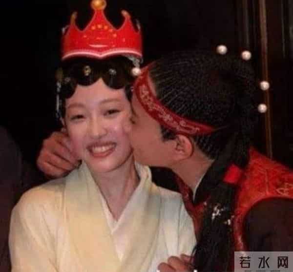 于小彤刘美含接吻