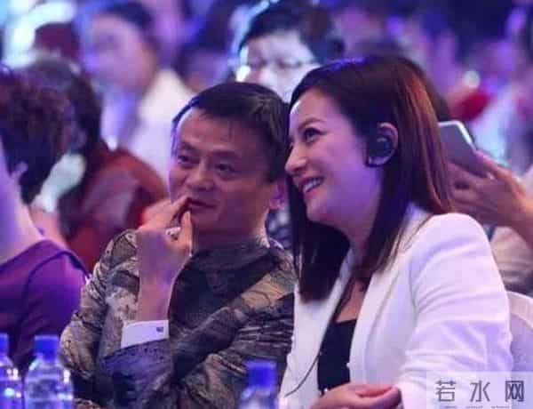 赵薇怎么会蠢到穿军旗装