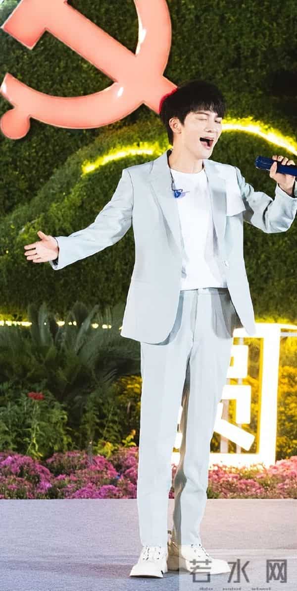 郭沁为什么坐在椅子上