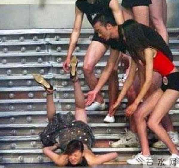 河娜京摔倒