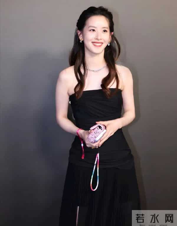 章泽天现身戛纳晚宴