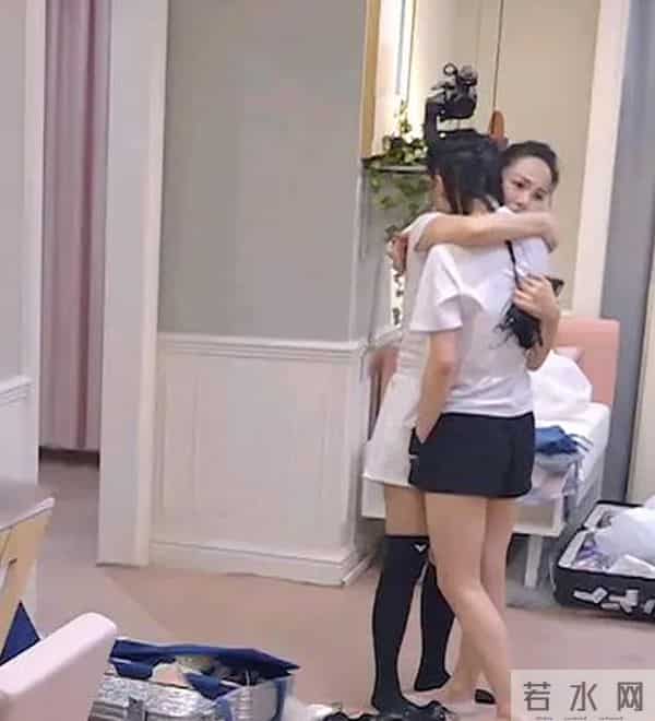 黄圣依哭泣时也要插兜