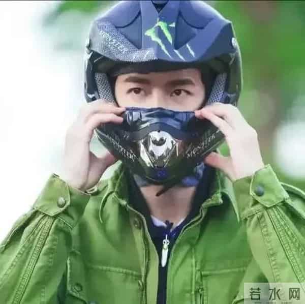 王一博以酒代水