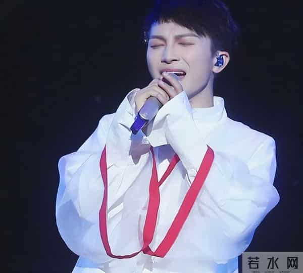 郭沁为什么坐在椅子上