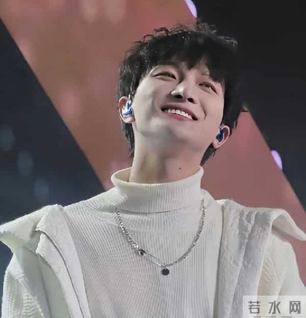 郭沁为什么坐在椅子上