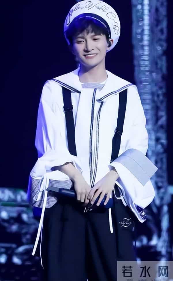 郭沁为什么坐在椅子上