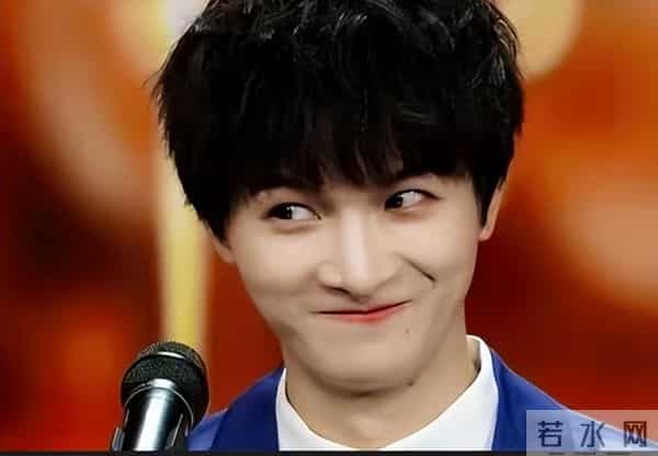 郭沁为什么坐在椅子上