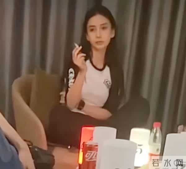 angelababy三亚度假时抽烟
