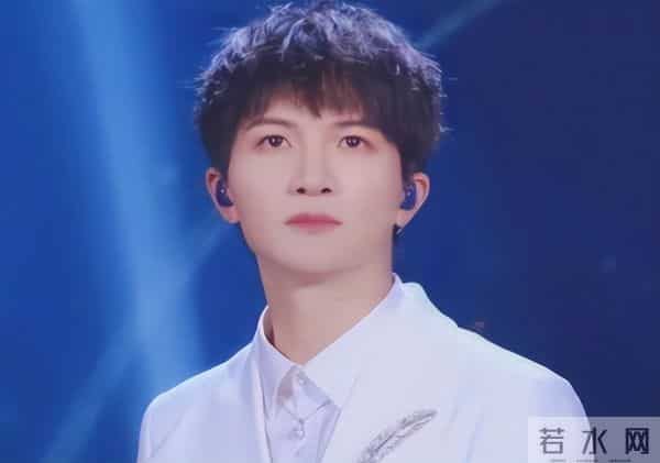 郭沁为什么坐在椅子上