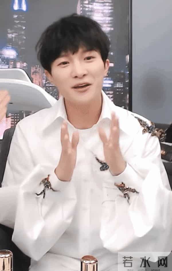 郭沁为什么坐在椅子上