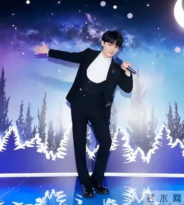 郭沁为什么坐在椅子上