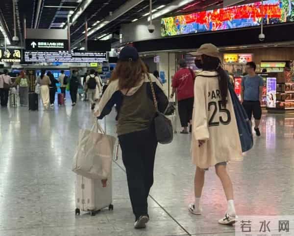 网友偶遇杨幂和小糯米吃饭