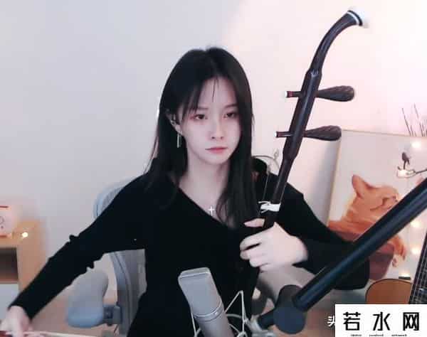 斗鱼阿冷,斗鱼阿冷过生日，直播间展示二胡才艺，粉丝：一年里也就两次机会