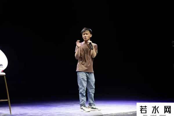 笑吧,“特殊”脱口秀演员小佳的喜剧方式:承认缺陷,然后笑吧