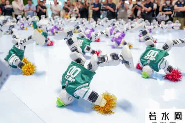 机器人大擂台,数百机器人空降商场，拳击擂台+足球赛开启人机互动超燃体验