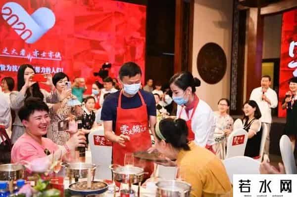 马云火锅直播,马云今晚和6000多人一起吃火锅!还献歌一首!哪些人去了?现场照来了