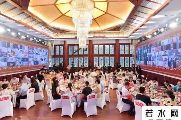 马云火锅直播,马云今晚和6000多人一起吃火锅!还献歌一首!哪些人去了?现场照来了