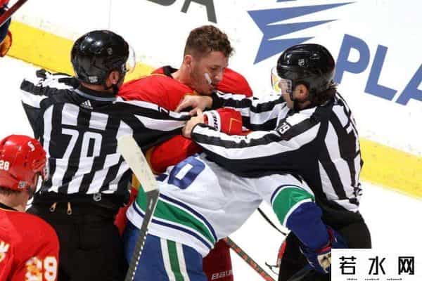 冰球对战,冰球斗殴是传统？俄罗斯队员与美国互殴，现场播放战歌《喀秋莎》