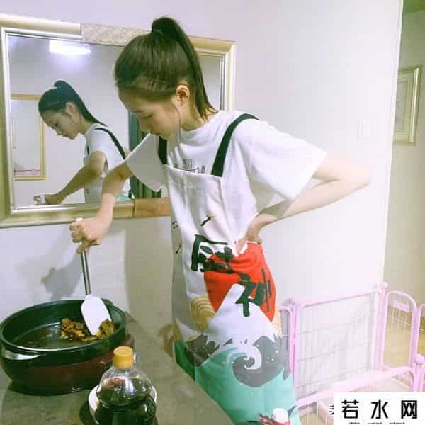 娃娃稀有私服,22岁关晓彤校园私服太露富，上万衣品不重样，默默成校园豪气女神