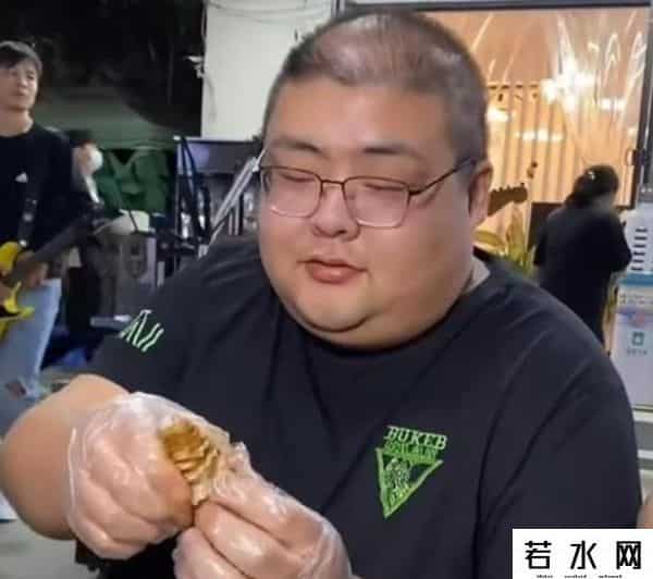 于海龙泡泡龙,吃播泡泡龙意外去世,29岁体重320斤,生前脸上黑斑是早有预兆?