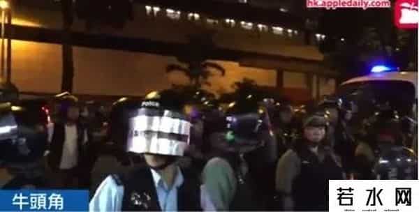 深海同志,干得漂亮!这次,苹果日报”立功”了!这一车黑衣人港警收下了